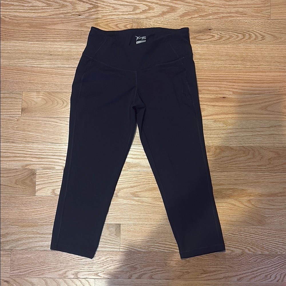 Old Navy Active Black Capri Leggings - size M
